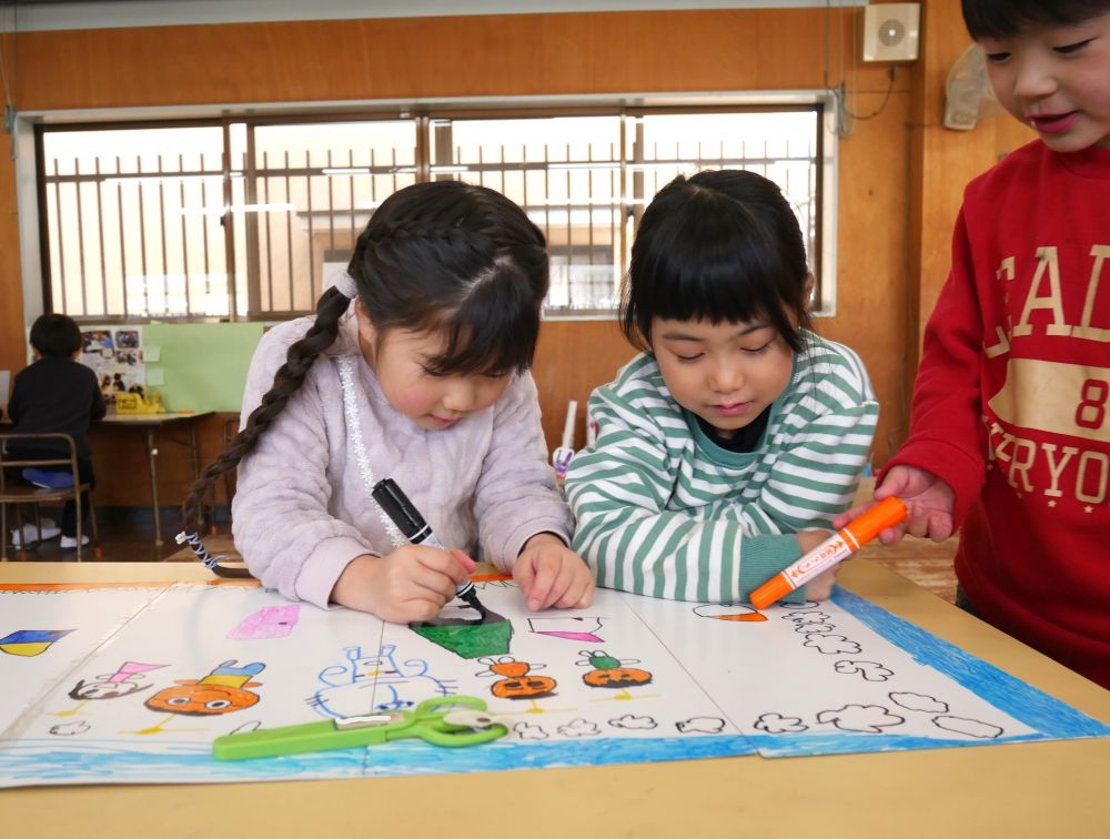 型紙をくっつけてみんなで絵を描いていきます
友達の絵を見たり、手分けしたりしながら♪