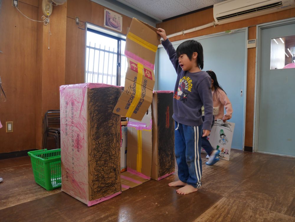 回数を重ねていくうちにいろんなアイデアが💡
「映画館って最初はみえんけ、始まる時
こんな風にあげていくのはどう？」　とRくん
