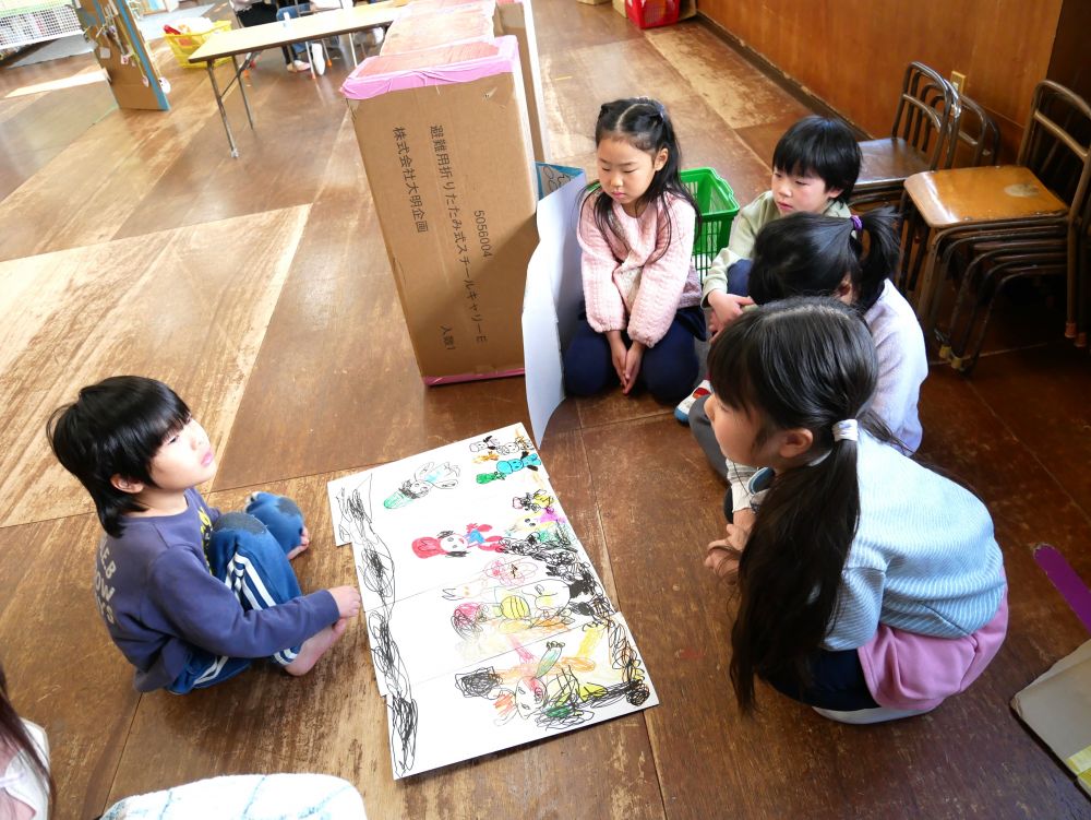 すると、
「じゃあ電気消す人誰にする？」
「お客さんに声かける人は？」
「でも読む人もいるよ！！」
自分たちで役割分担も始まりました♡

まだまだチケットやジュース
ポップコーンがいる！！と
たくさんのアイデアが出てきています♪