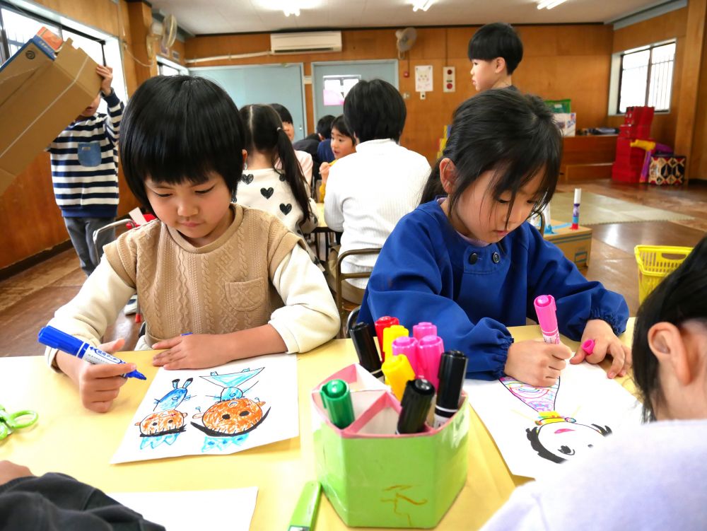 最初は自分の自由画帳に背景を描き
折り紙で作ったものや描いて切ったものを使って
ペープサートみたいに楽しんでいた女の子

その女の子たちが集まり、大きな模造紙に
絵を描いてみんなで一つのおはなしを作ることに
まずはどんな話にするのかを話し合う…
「決まった！！プリンセスの話にする♡」
それぞれがプリンセスの絵を描き始めました