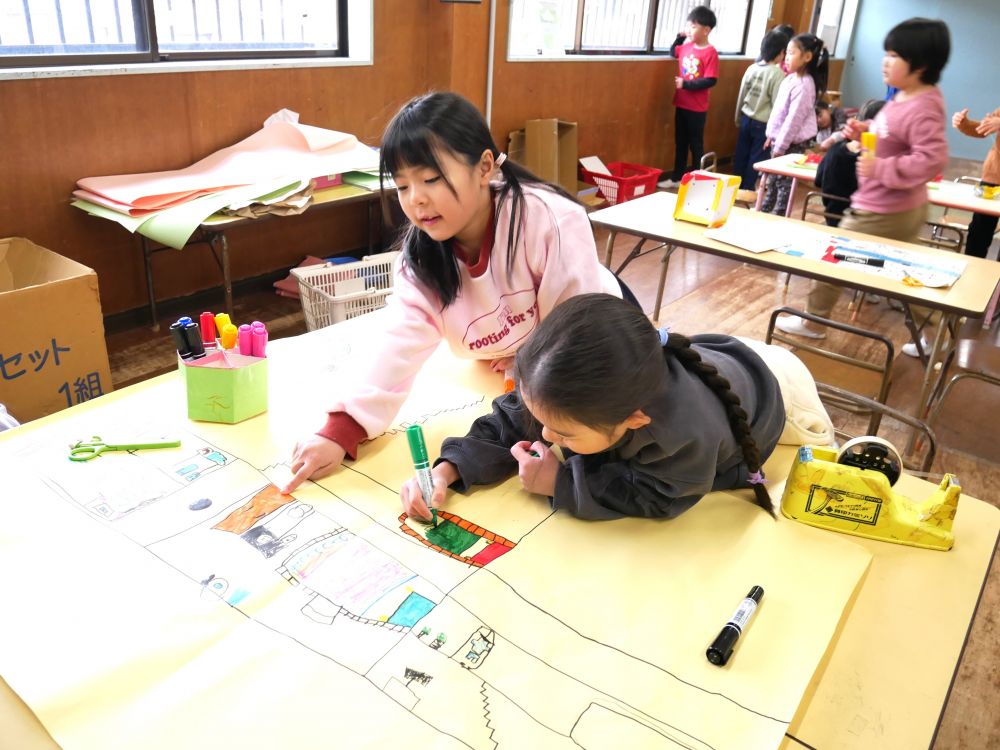 その後は模造紙にみんなで背景を…
「ここがベッドで～」　「お城はどうする？」
自分だけではないため描く前に相談しながら
