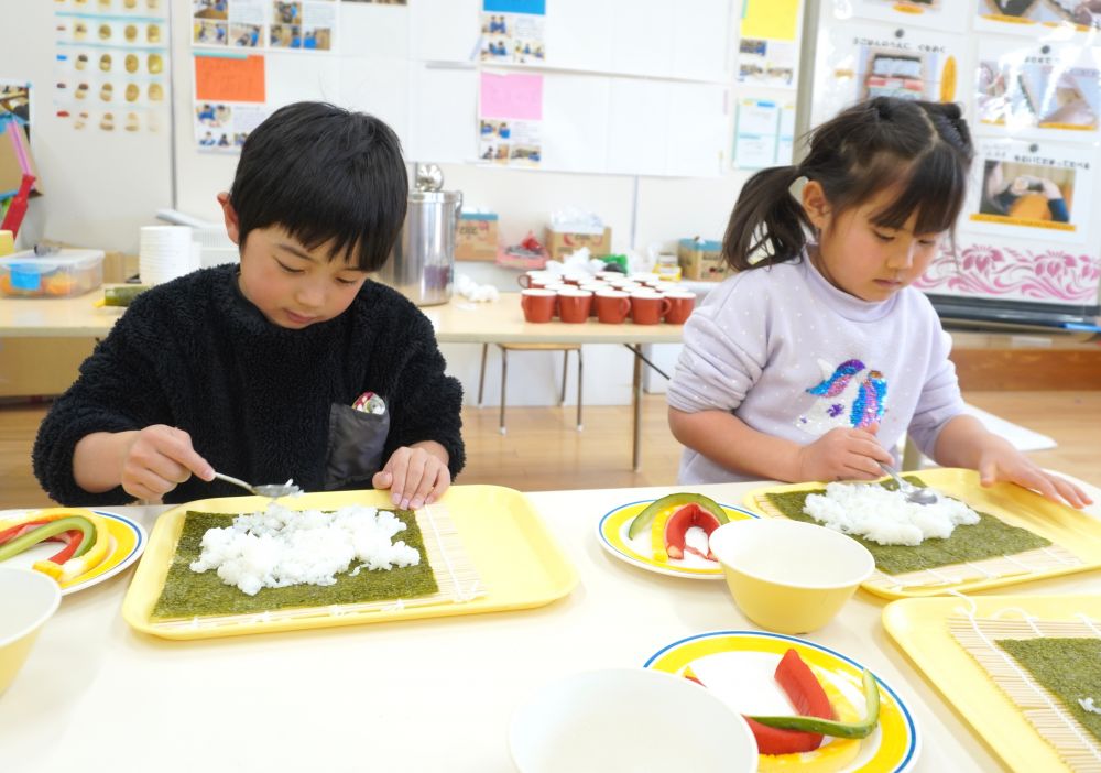 ２月3日は《節分》です。
ゆめはうす認定こども園では、1日早く2月2日に節分の行事食を行いました♡
節分の日に食べるものと言えば・・・
【恵方巻】と【いわし】ですよね♡
今日の給食にも登場しましたよ！

年齢にあった量や食べやすさを考え提供しているので、なが～い恵方巻を食べる・・・とはいかないクラスもありましたが、みんなが今年一年元気で過ごせますように、との願いを込めて作りました♡

そしてキリン組さんは、自分たちで【恵方巻】作りに挑戦です！！
“まきす”というものに初めて触れる子も多かったですが、好奇心旺盛なキリン組さん。ドキドキの緊張より、わくわくの楽しみの方が勝っている様子でした♪