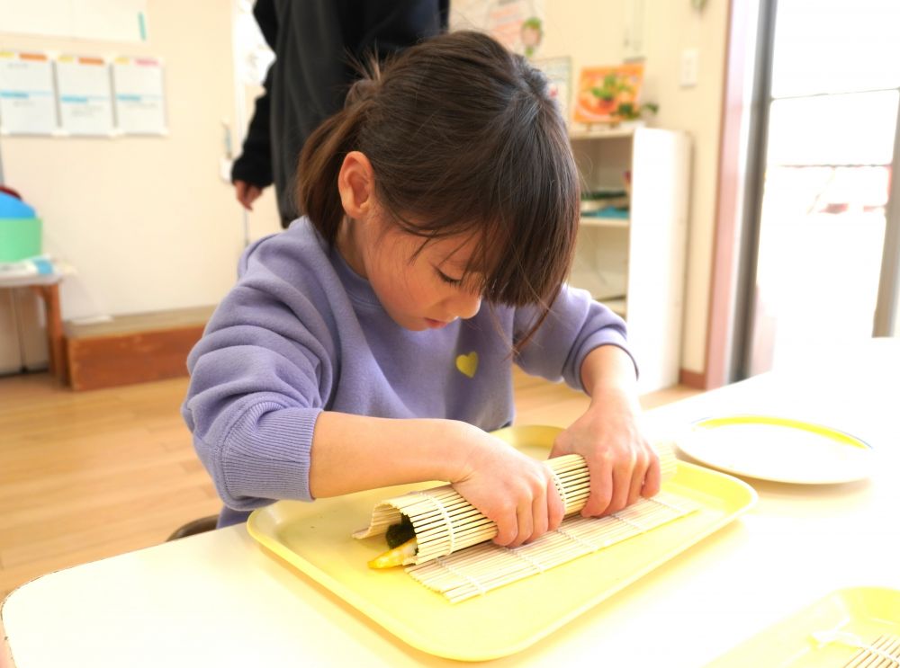最後はまきすで、一気にぐるんと！！
巻き終わりに「ぎゅ」と力を込めるMちゃん。
願いを込めているようにも見えます♡

ちゃんと巻けているか、開いてみるまでどきどきわくわく☆