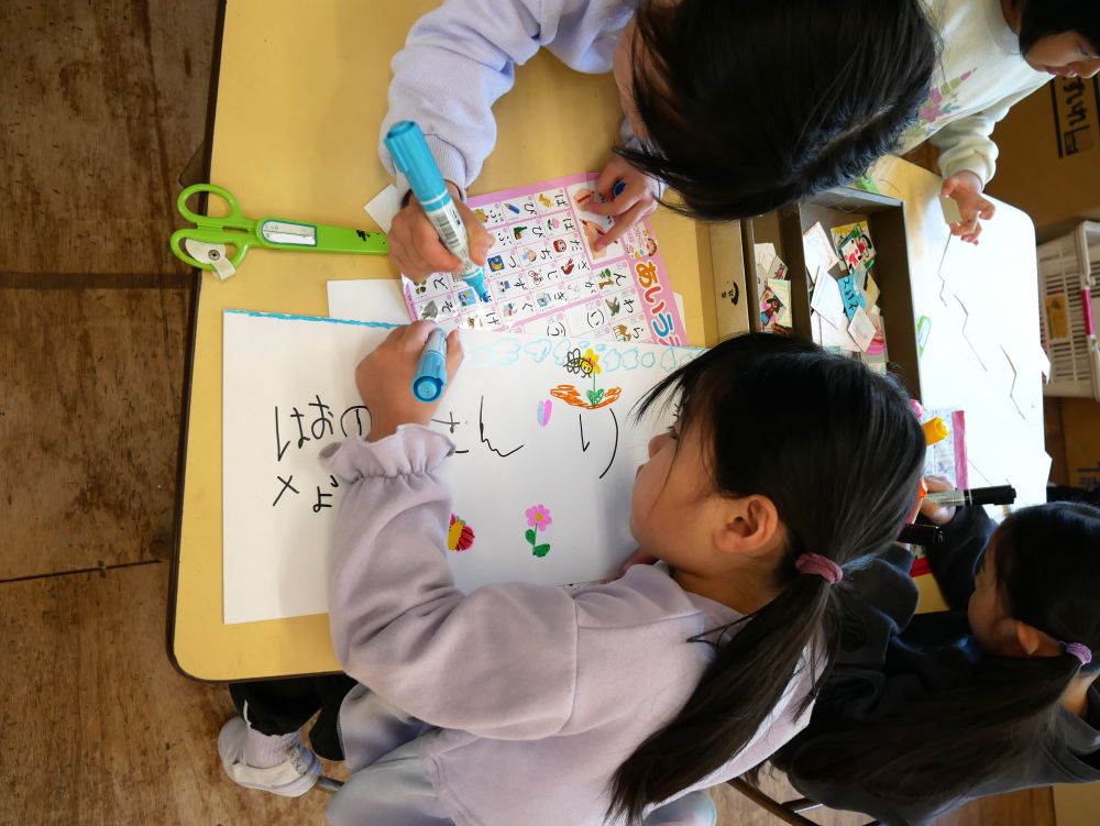 今日は看板づくりと、来てくれた人に
渡したい！！とチケット作りに手分けして
可愛い看板とチケットができそうです♡
