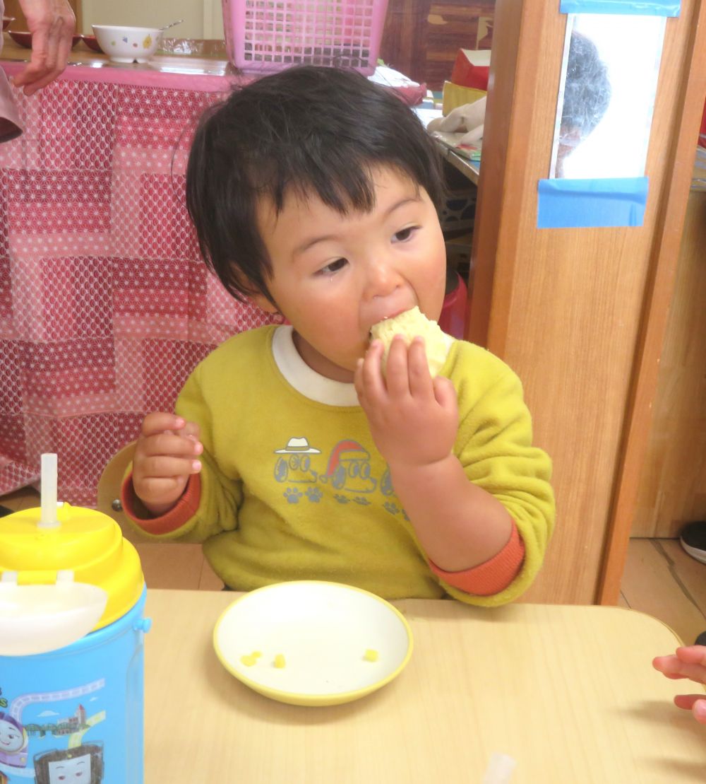 3時のおやつは【オニ蒸しパン】

「可愛いオニさんだから食べれない・・」そんな声も聞こえてきましたが・・・。
オニを食べて、風邪バイキンなどのわるいものが身体に入ってこないようにしよう！
と、もぐもぐ！
園でオニ退治をした子ども達、きっと今年一年、元気で楽しく過ごせるね♡

ご家庭ではどんな節分を過ごされますか？
