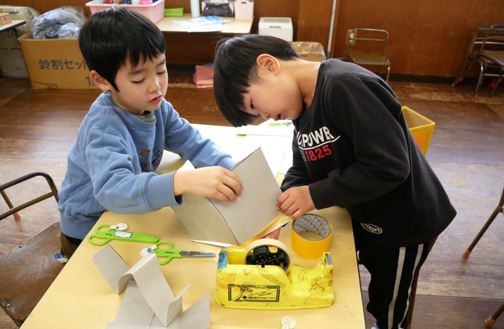 今までも楽しい!!と思ったカードゲームを
たくさん作って遊んでいた男の子
お正月遊びをきっかけに今度は
すごろくを作りたい！！と始まりました

まずは型紙を使って大きな
サイコロ作り🎲
