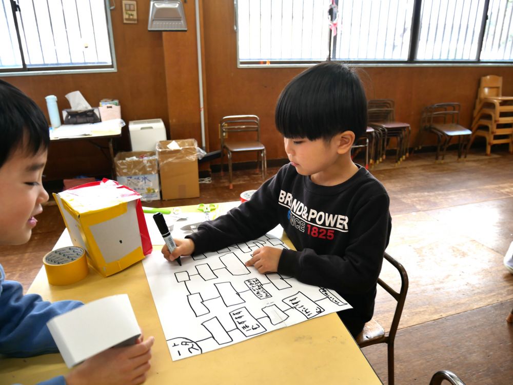 一つ一つのマスになんて書くか相談しながら
自分たちの知っているすごろくを
思い出し、書いていきます♪

