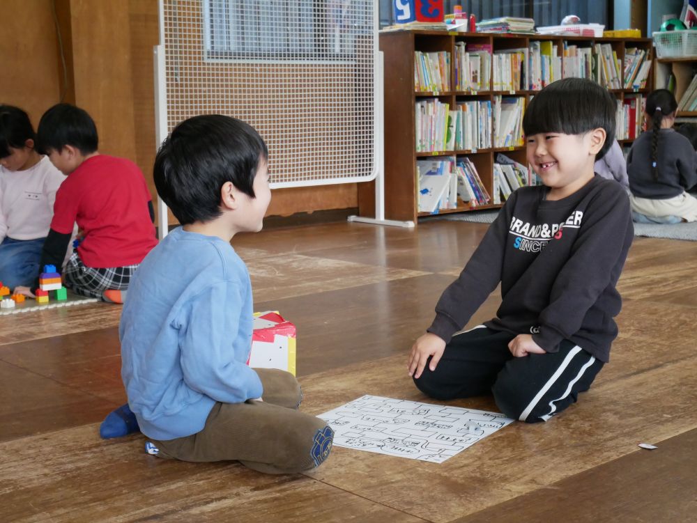 ある程度完成すると
「ちょっとやってみるわ♪」
試して遊んでいると
二人の楽しそうな声に友達が集まる♡