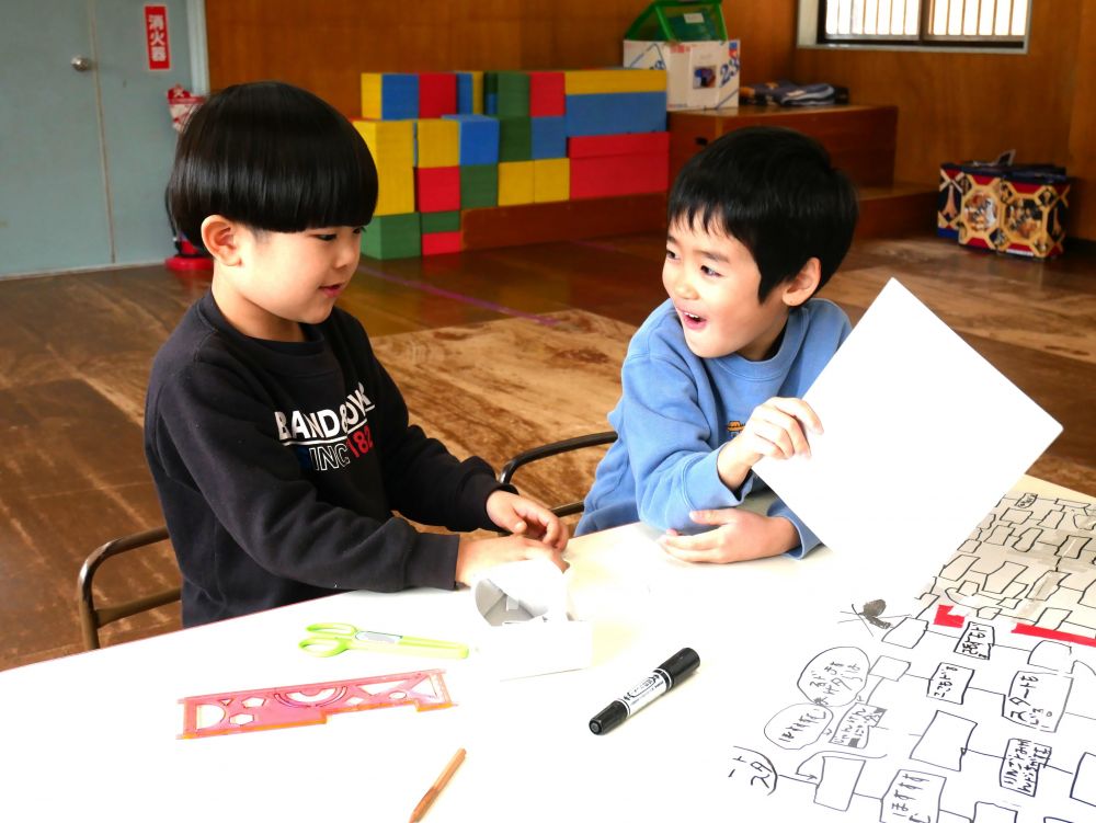 友達が増えるとこれじゃ小さいと
型紙をくっつけてすごろくを
大きくしていました♪
マスもコマも増やさんと
協力して声をかけあい作っていました⭐