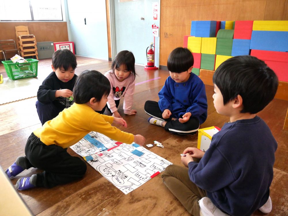 すると、リス組さんが遊びに来て
「これやりたい♪」　とすごろくを指さす
一生懸命教えてあげますが
なかなか文字を読んだり、数字を進めたり
することが難しそうなリス組さん