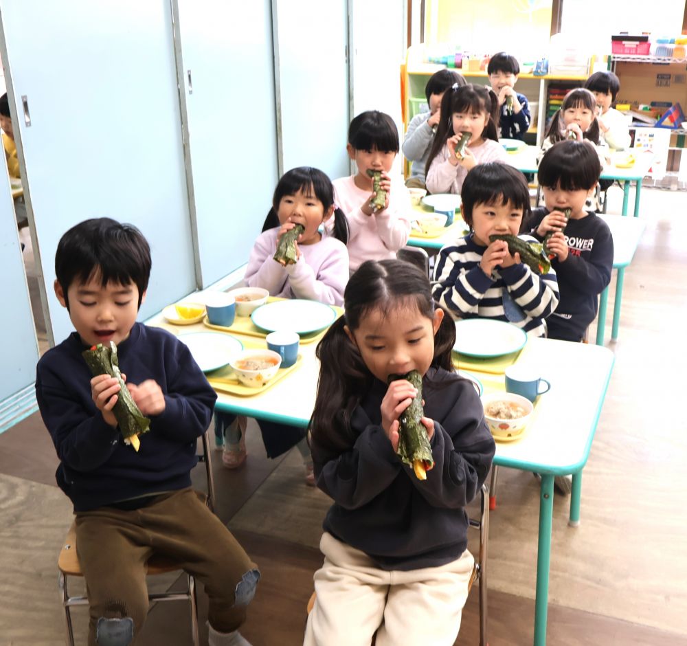 慣れない巻きすを使って悪戦苦闘しながらもみんな上手に自分の恵方巻を完成しました☆
具材はきゅうり、かにかまぼこ、卵焼き・・・
シンプルだけど愛情いっぱいの恵方巻♡

今年の恵方は【南南東】

さあ、みんなで食べるよー
恵方の方角にみんなで向いて

・願い事をこころの中で唱えます
・おしゃべりしないで味わいます

「いただきま～す♡」

