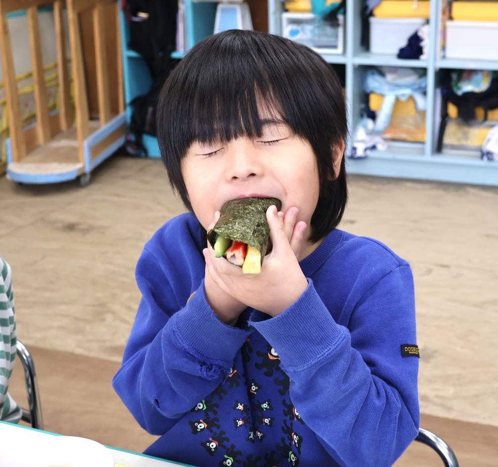 ガブリッ

大きな口いっぱいにほおばるRくん♡

今年の春には小学生になるキリン組さん
それぞれの願い事はきっと叶うよ
キリン組さんと過ごす給食時間はあと少しだけど、楽しい給食時間を過ごそうね♡