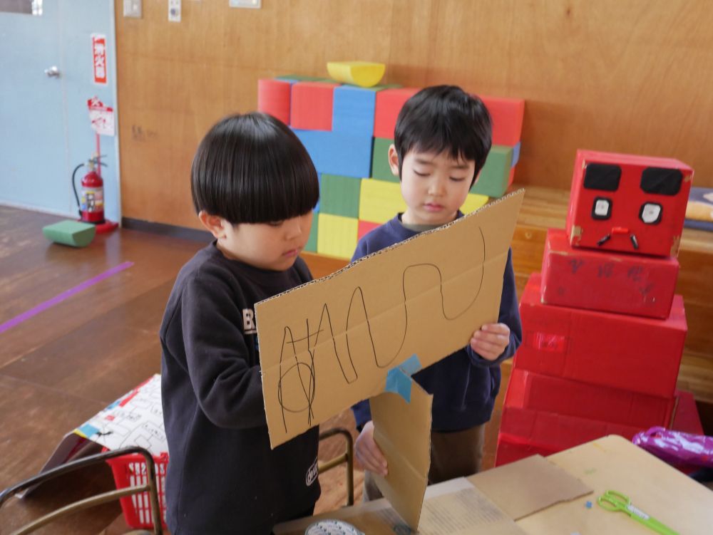 最後は看板作り🎲
看板を立てて置きたい！！と
段ボールを切ったりくっつけたり
工夫していました♡