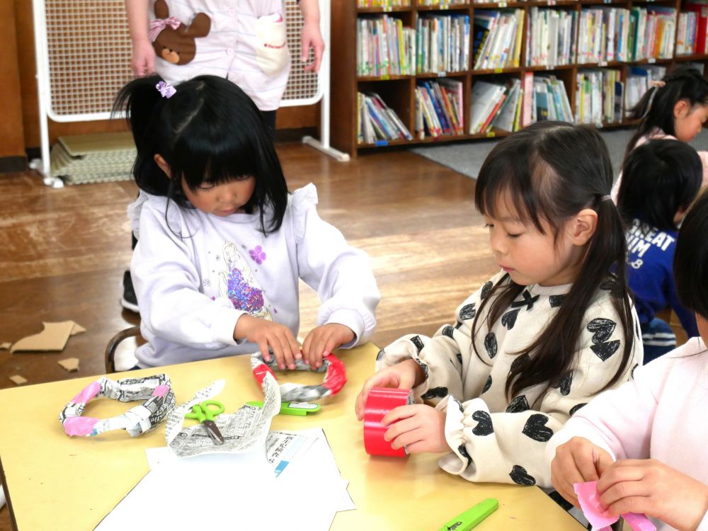 たこあげや大きなだるま落としを
作った友達が集まり、もう一つ
楽しいゲームを作りたい！！と
いろんなゲームが出た中で
わなげにしよう！！と全員一致で決定


まずは土台とわっかで手分けして
作り始めました⭐