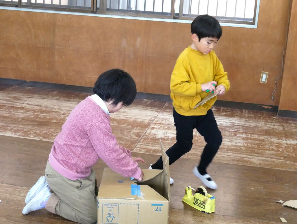 新聞紙を丸めてわっか作り！！
土台を組み立てると、なんだか小さい…
他にも段ボールを見に行き大きい段ボールを発見
大人用と小さい子用に分けて作ることに💡