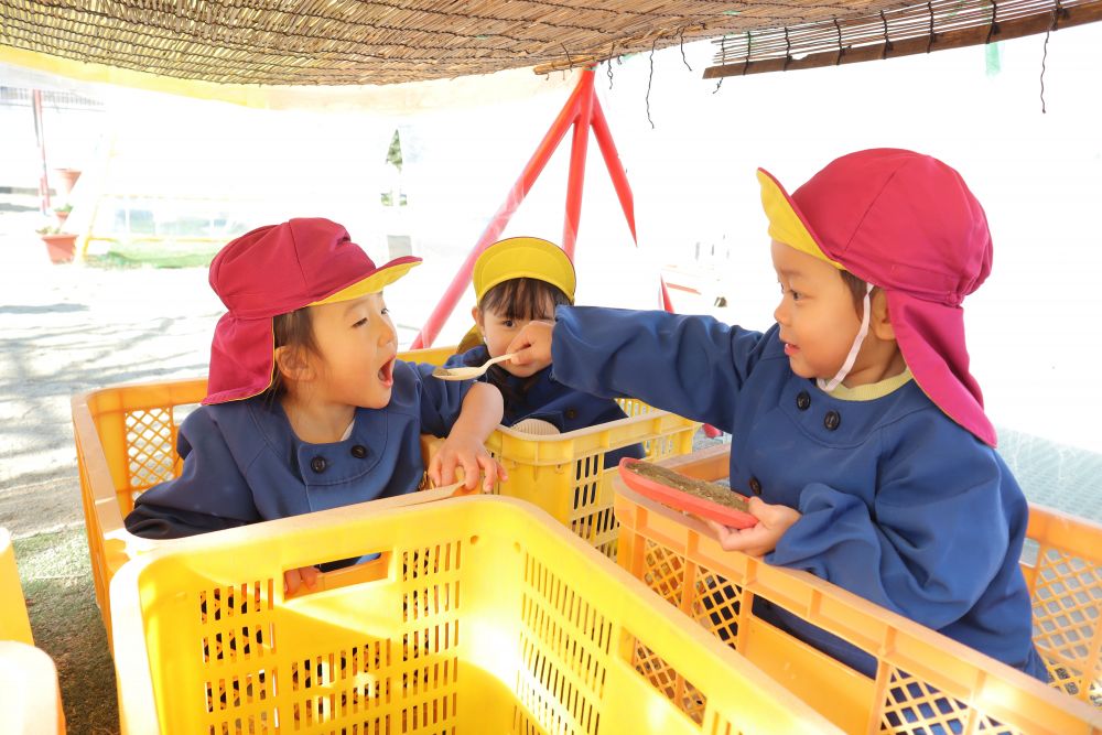 「ごはん作ってきたからみんなで一緒に食べよう！」
「ありがとう♡」
「じゃあこっち来て！」
誘い合って一緒に遊びます



狭い空間にみんなで集まっておうちごっこ
一人一つのコンテナに入ります
自分たちだけの空間みたいで何だかワクワク・・・！