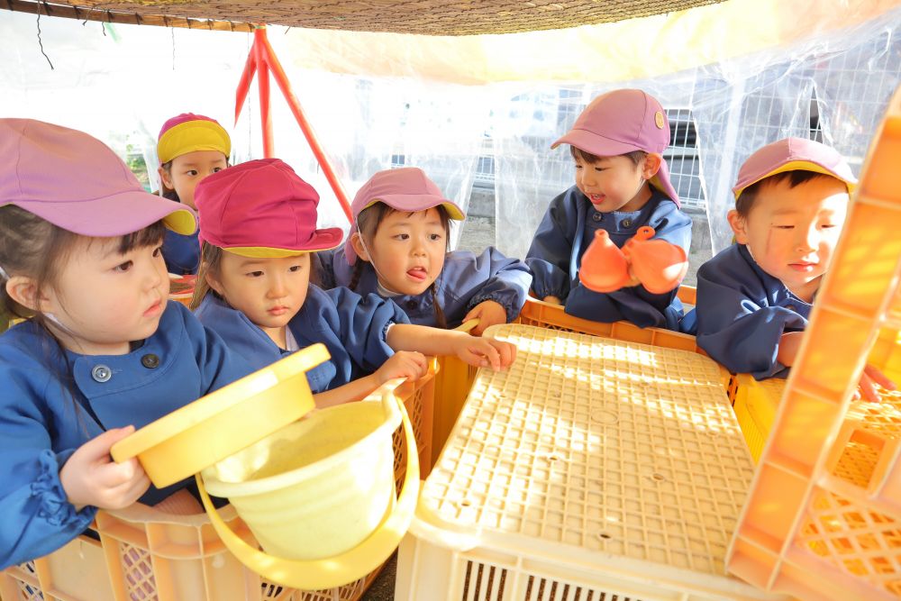 コンテナの上にコンテナを重ねて、テレビの完成！

「何見よっか？」
「トトロがいい！」
「ユーチューブも見れるよ」
「順番ね！！」