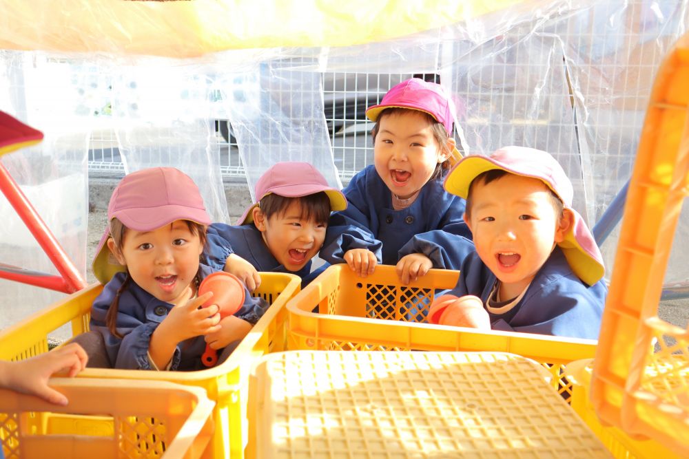 おじゃましま～す・・・

「先生がお家に入ってきた～！！！！」
「先生も入っていいよ♡」