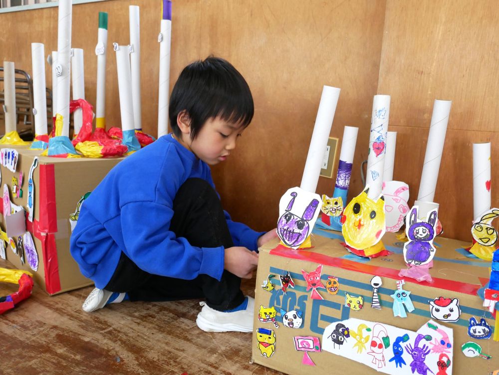 普段はあまり絵を描くことがない友達も
「おれポケモン描いてみる！！」
共通の目的に向かって、自分のできることを
見つける姿も見られました


どんどん賑やかに♪
素敵なわなげが完成しそう…♡
