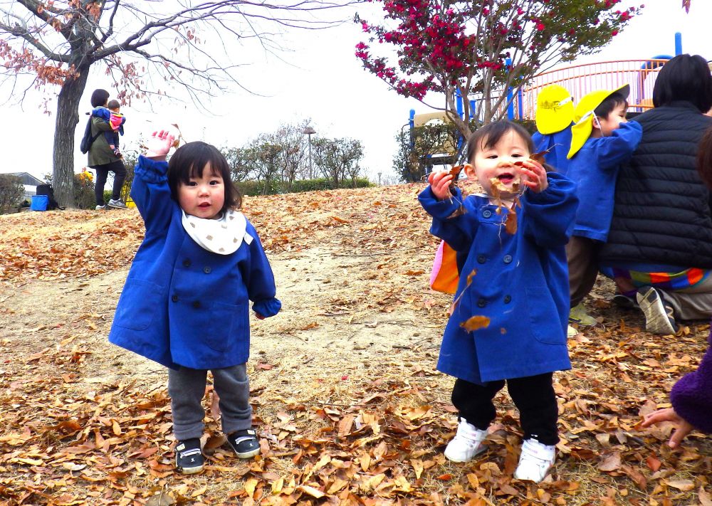 ヒヨコ組さんと一緒に東尾道公園まで散歩に行ってきました！！

早速、落ち葉で遊び始めるMちゃんとYちゃん、
｢えい！！｣
かけ声似合わせて葉っぱシャワー！