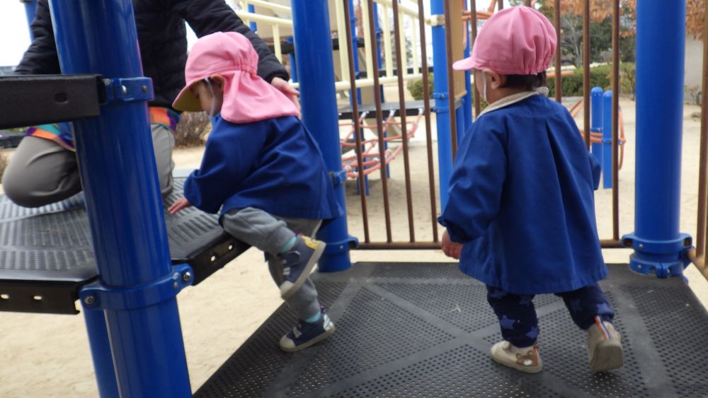 遊具にも挑戦！

高い段差も何のその！
体全体を使って登って行きます

どんどんできることが増え、色々な事に挑戦するウサギ組さんです