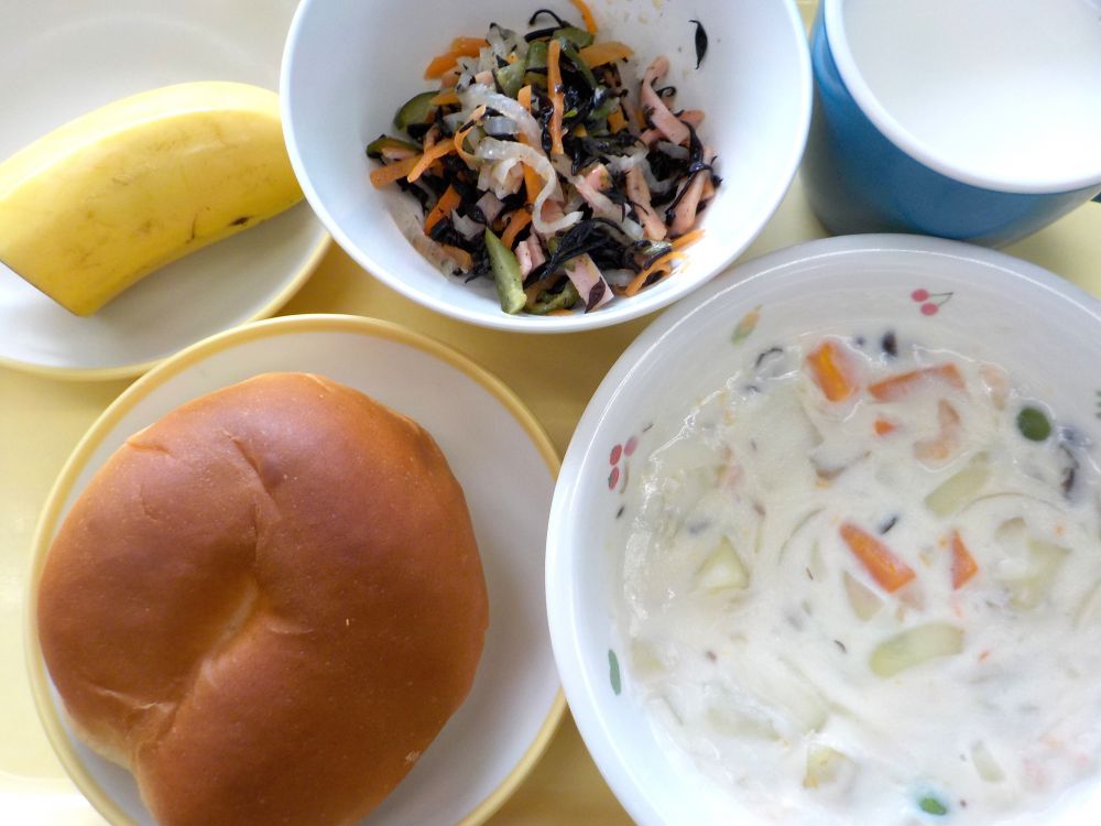 ロールパン

エビのとろ～りシチュー

ひじきマリネ

バナナ

牛乳