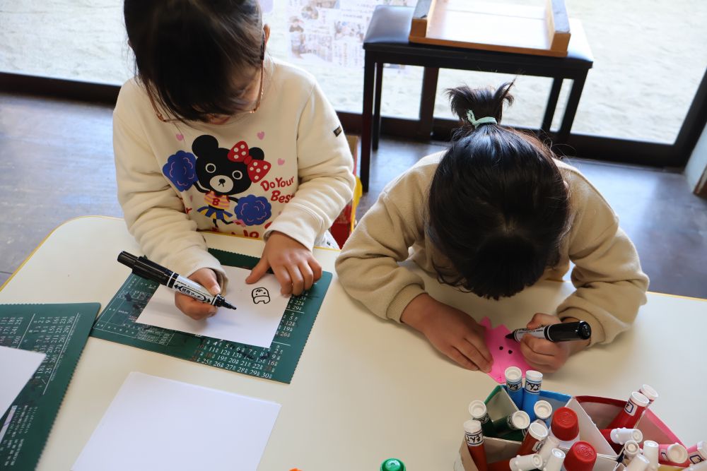 【くじ引き】
景品作り♪
折り紙で犬と猫を折ったり、
今こども園で大人気のシール作りをしています！！
「何が好きかな？」
と考えながら描いたり、
クマ・ヒヨコさんでも楽しめるマラカスを作ったりしていますよ(*^^*)
出来上がりまであともう少し！！