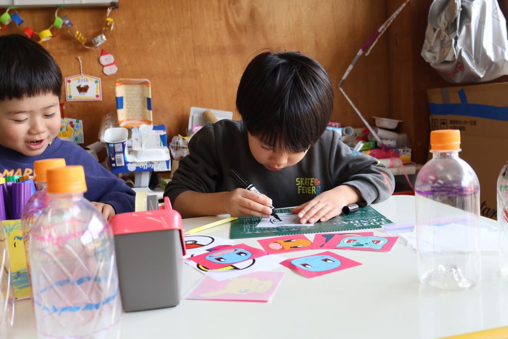 【ボーリング】
ボーリングのピンにポケモンの絵を描きたい！！
と初めて写し絵に挑戦しています。
線をなぞることが最初は難しかったけど、
ゆっくりゆっくりなぞり、
「色は何かなー？」
と確認しながら描いています！！


