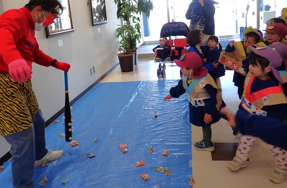 ベイタウン組合では、赤鬼登場👹

　おには～そと！
　　ふくは～うち！