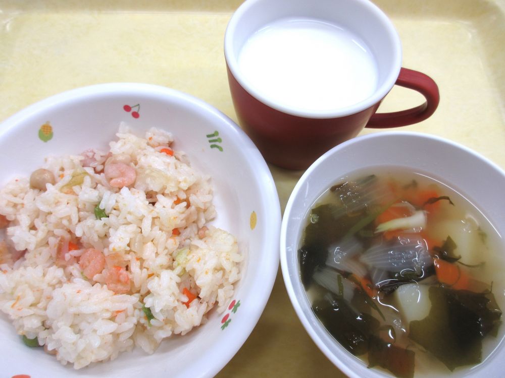 にんじんピラフ

コンソメスープ

牛乳