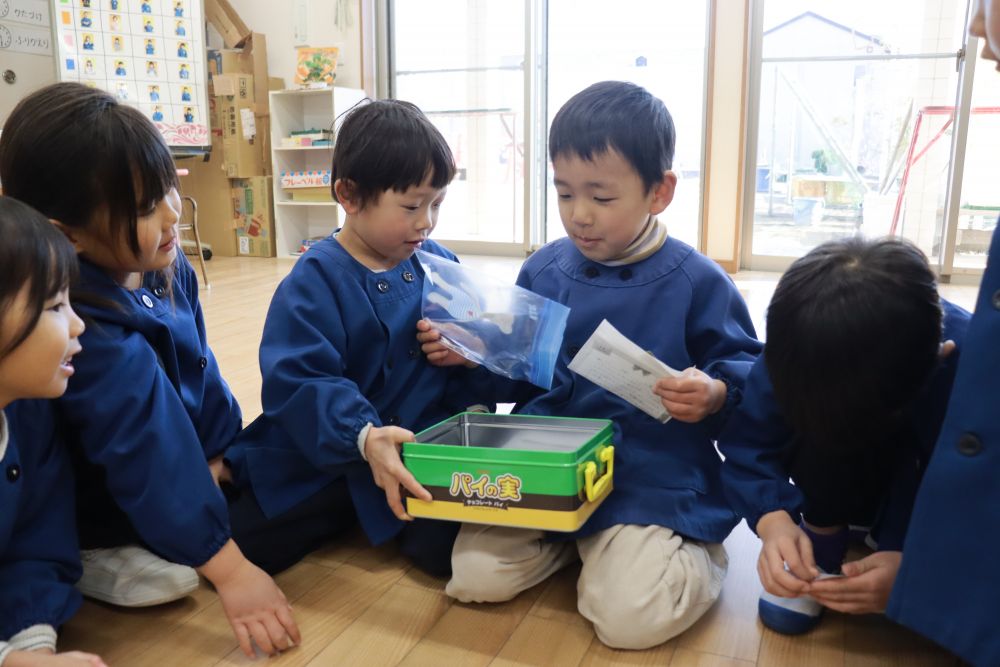 毎年恒例になってきました、卒園児のタイムカプセル
２０歳になった時・・・１４年後に自分に手紙を書いて埋めます

たまたま出会った仲間達、共に過ごした日々、もう２か月ほどして卒園すると別々の小学校へ・・・

手紙と一緒にみんな」で撮った思い出の写真を入れたS君
１４年後に掘り返して写真を見たとき、どんな事を想うんだろう・・・？
そんな楽しい気持ちにさせてくれるのがタイムカプセル
