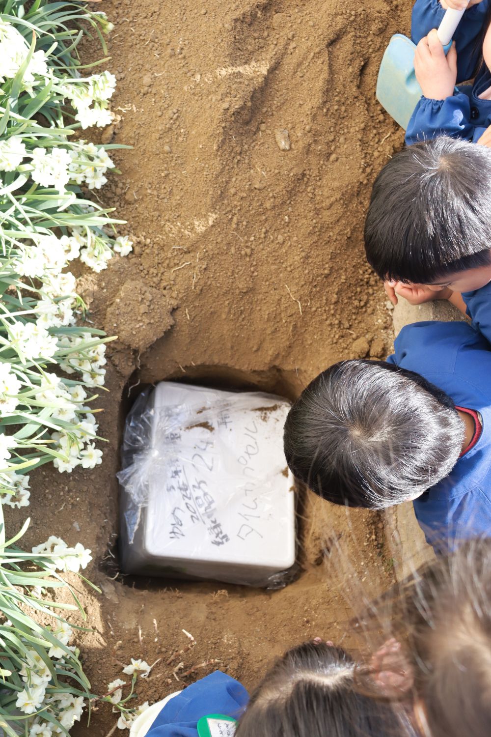 結露対策でジップロックに乾燥剤を入れ、テープで密封して、発泡スチロールにいれて完璧！