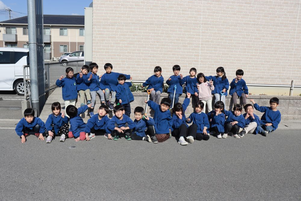 保育者「高校生くらいになって悪乗りして勝手に掘り返さんでよ！(笑)」
毎年のセリフを言って、今年も無事にタイムカプセルの埋設修了です

１４年後またこのメンバーで、この笑顔で会えますように！