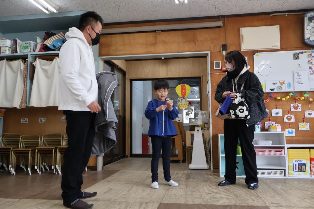 「あと何回寝たら保育参加？」
と楽しみにしていたキリン組さん
こども園最後の保育参加でした⭐


登園してみんなが向かった先はコマ回し！！
毎日たくさん練習して、出来る技も増えました
紐がつけれた！回せるようになった！
手の上で回せる！など見せたい思いは
一人一人違います…♡
「明日絶対見せるんだ！！」と意気込んでいたRくん
お父さんとお母さんに見てもらえて嬉しそう♪