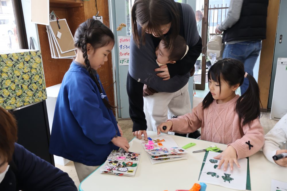 女の子はシール帳を♡
集中して自分の大好きな絵を描くみんな
どんなシールよりもみんなの作った
シールが一番可愛いね♪
交換も盛りあがってきました😊