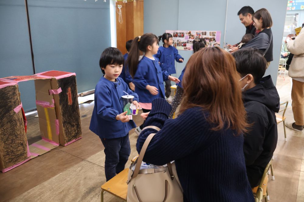 その後はみんながたくさん考えて
作ったお店屋さんにお家の人を招待♡

「チケットどうぞ♡」
いつもより恥ずかしそうな映画館チーム
最初の一歩がなかなか出せず…ドキドキ…