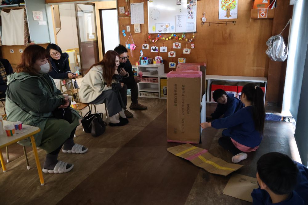 そんなみんなが考えた映画館を
優しく真剣に見守ってくれる保護者の方♡

「また見に来てくれるかな～？」
と満足そうでした😊