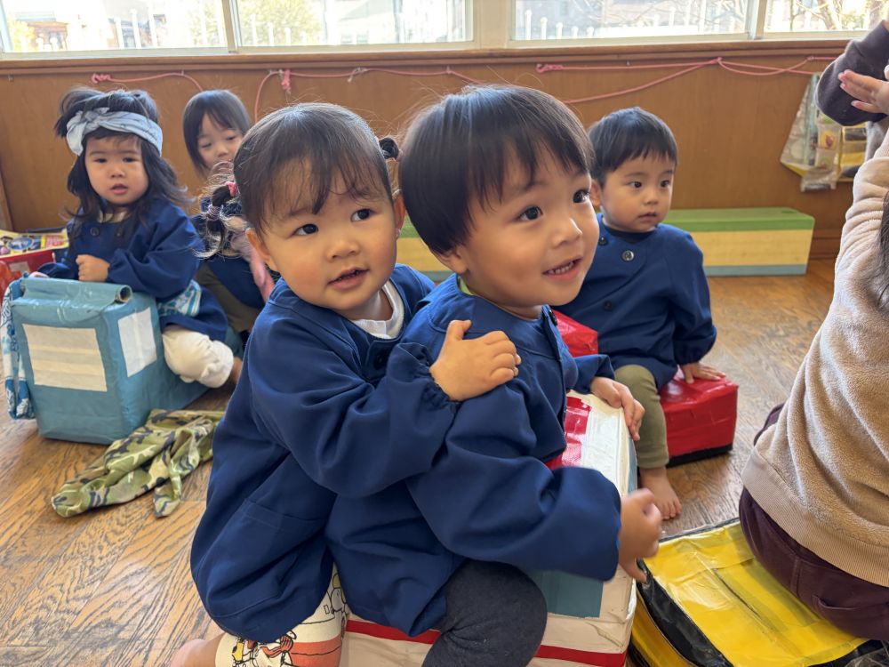 車がなくて困ってると
「ここー」と誘って一緒に乗る姿も見られ
一緒にのっていました。

とってもかわいかったですよ♡