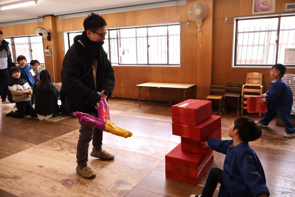 お正月あそびで作っただるま落とし
これもなかなか難しいですが
上手なSくんのお父さんにみんなも大喜び♪

その後は難しくしようかな？？と
だるまの置き方を変えていました😊
ちょっと悔しかったのかな？？

みんなの工夫がたくさん詰まったお店屋さん
どれも楽しんでもらえてよかったです⭐