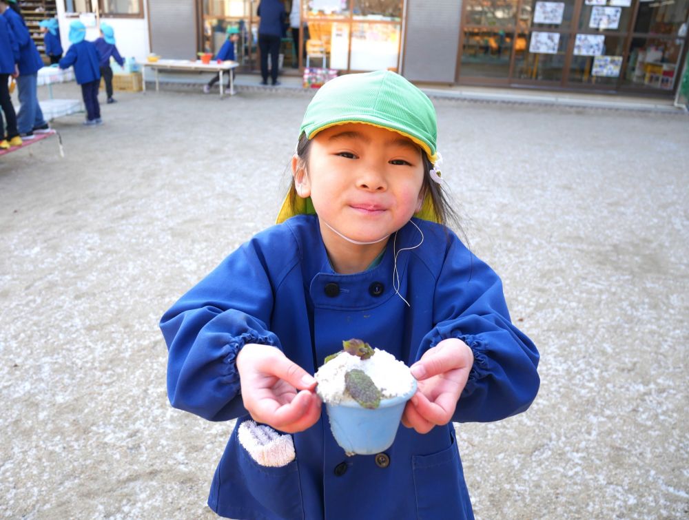 積もった雪を見て目を輝かせるみんな
「先生！！雪だ！！外に出よう！！」
と元気いっぱいのキリン組さん

「絶対かき氷作ろ～」　と言っていたIちゃん
氷を集めてトッピング♡
いつもアイデアが面白くて感心♡