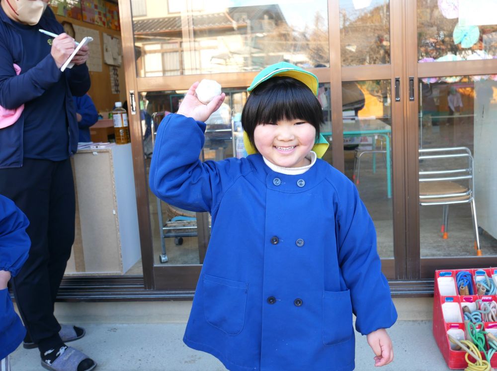 「いくよー😊」
嬉しそうなAちゃん！！
雪合戦！？ちょっと痛そう～