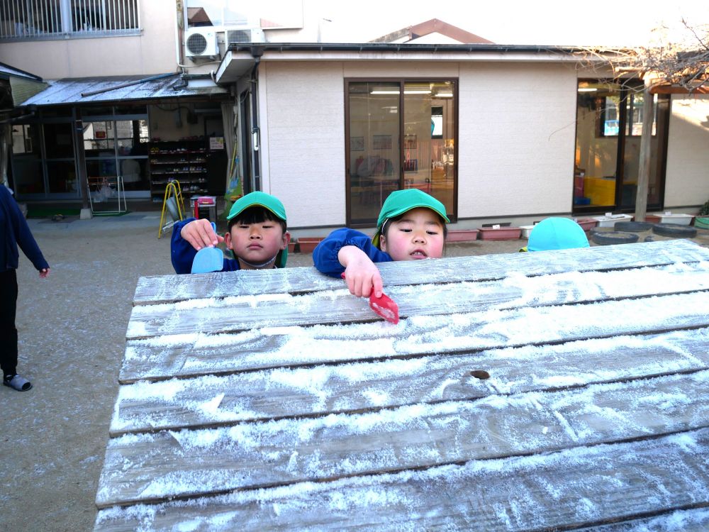 椅子を反対側に持ってきて
何をするのかと思うと…
雪集め⛄ぜーんぶかき集めていきます
一生懸命手を伸ばす姿が何とも言えない可愛さ♡
