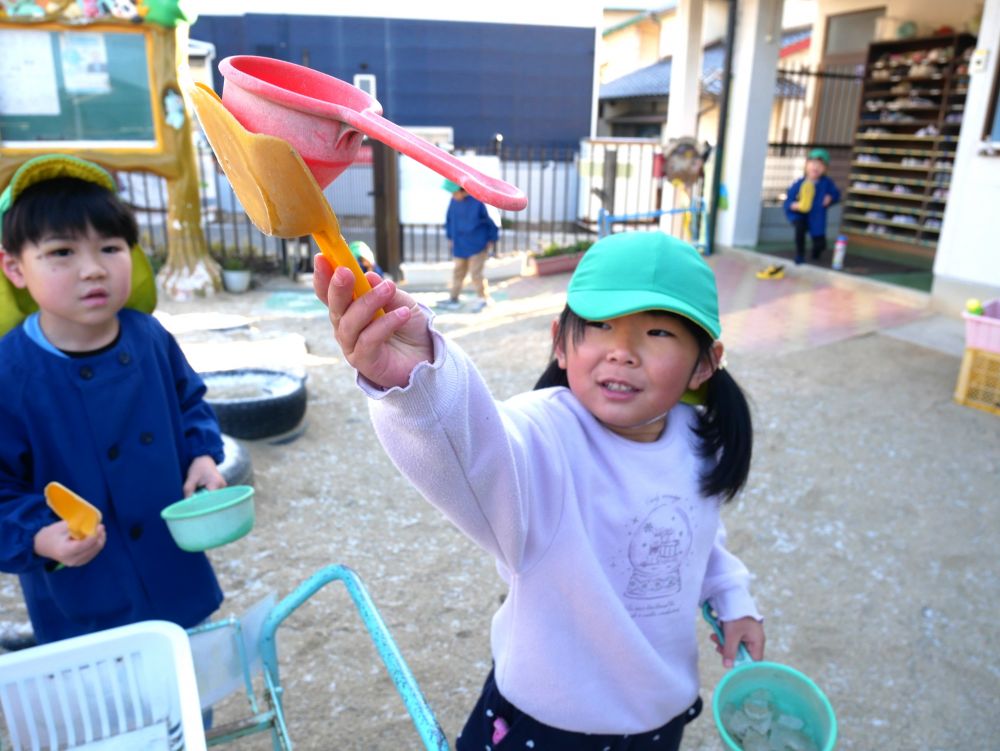 「ちょっと先生！！くっついてる！！」
氷の中に木が入ったまま凍っていたり
氷でおもちゃがくっついたり
不思議がいっぱいで驚くWちゃん