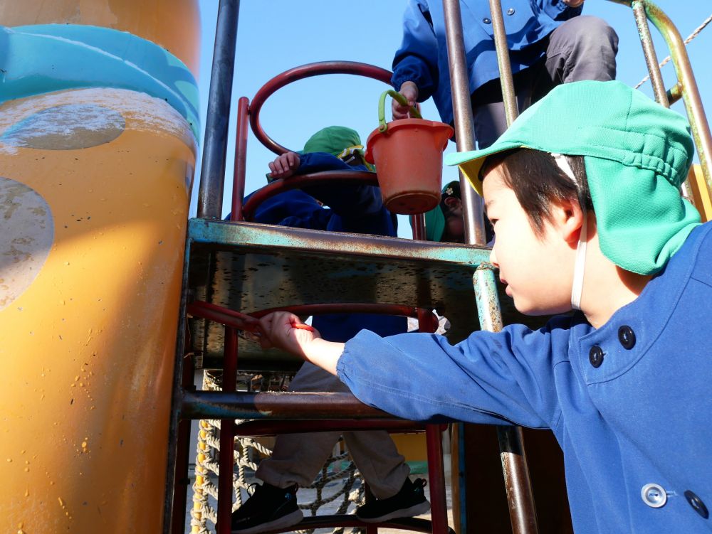 「ちょっとこっち来て」
「ここにも氷がある…」
と小さな声で教えてくれるTくん

冬ならではの面白さや不思議を感じながら
雪や氷でおもいきり楽しみました♪