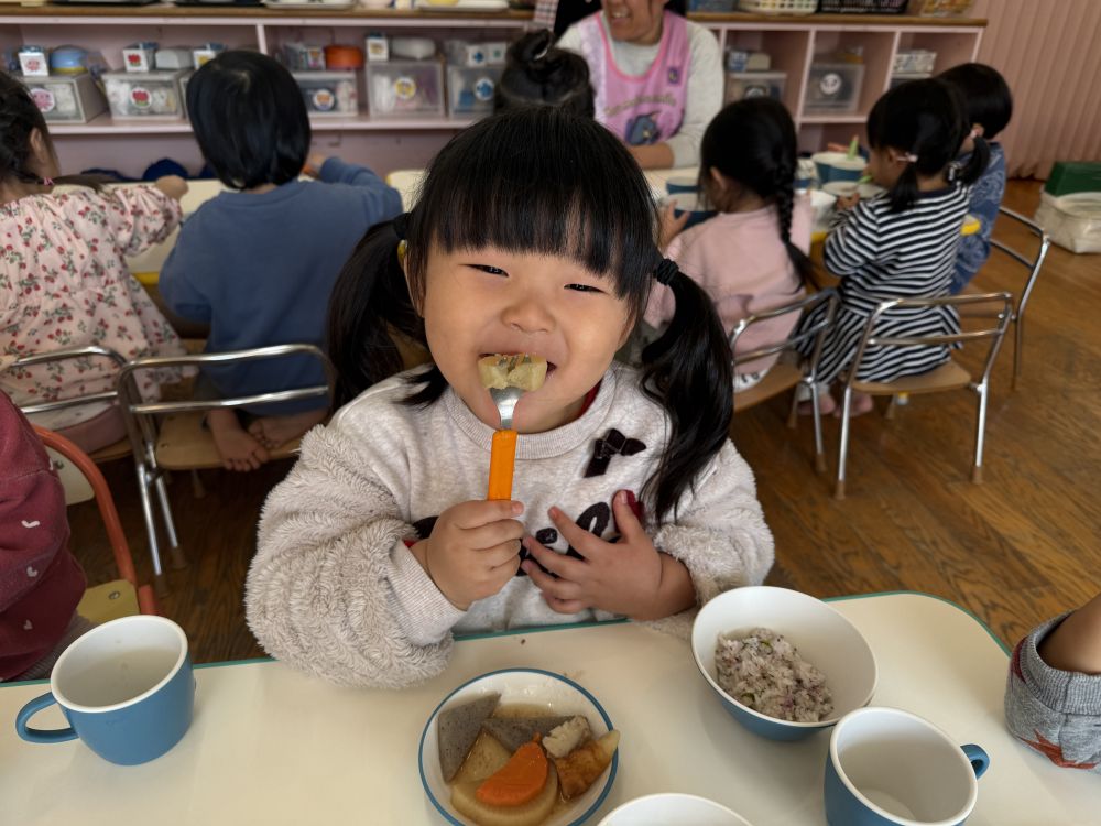 みんなの収穫した大根は、
大根葉を白ご飯に混ぜたり…
大根マリネにしたり…
そして、おでん！！
味がしっかり染みててみんなも良く食べていました☺️