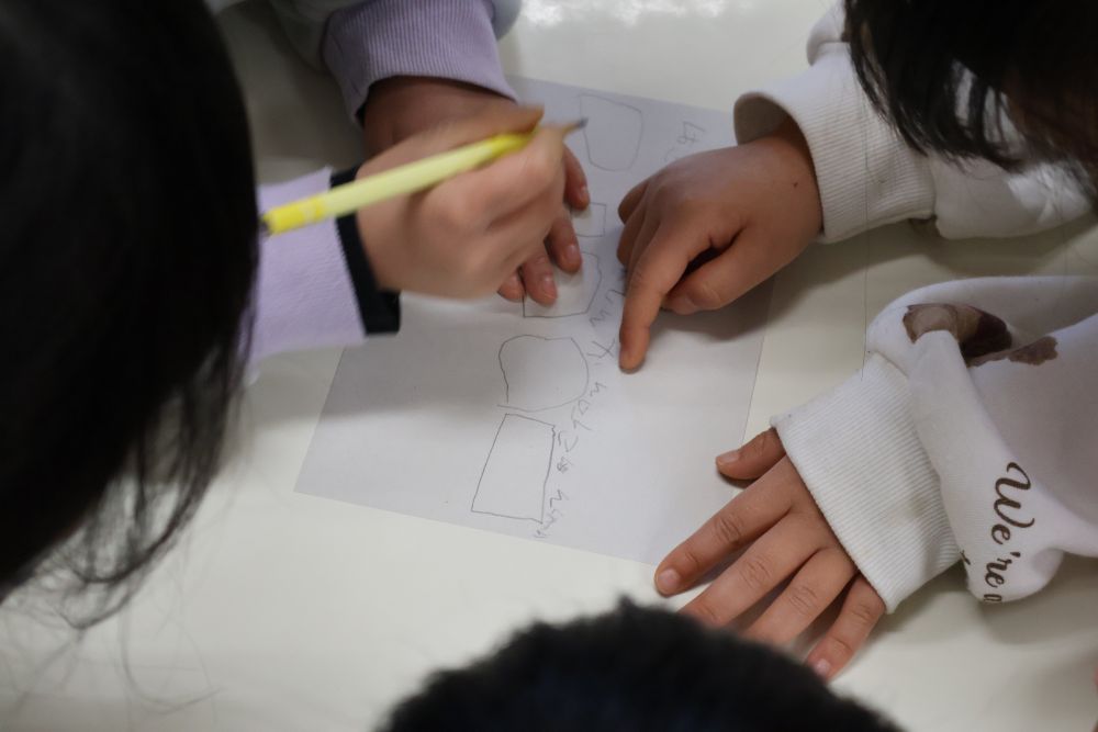 【ボール投げゲーム】
的の箱もボールも出来上がったボール投げグループさん。
遊び方をみんなで決めていきます。

ルールは５つある箱のうち、当たりの箱は１つ。
そこに入ったら大当たり！！
話し合ったルールをFちゃんとRちゃんが
紙に図と文字で記していました。
