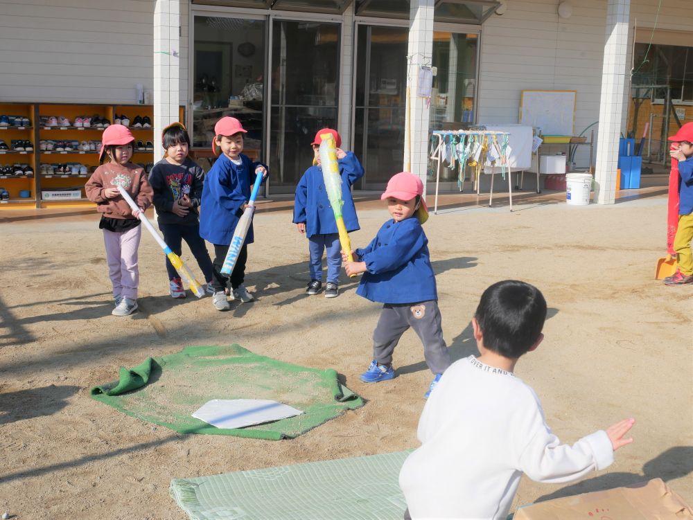 好きな事に夢中になり繰り返し遊ぶ姿がみられます
繰り返し遊ぶ事でどんどん上達する子どもたち♡



『投げて～！！打つよー！！』
キリン組さんに球を投げてもらってしっかりバットを振るYくん
『次は僕だよ！順番ね♡』
自分の出番をまだかまだかと待っているみんな
繰り返し遊ぶことでバットで打つ感覚を覚え遊びが楽しくなってきています
