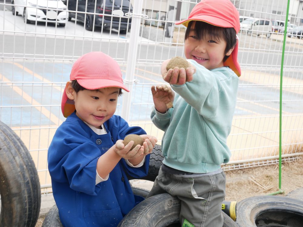 『つるつる団子だよ』
『こんなに綺麗に作れるようになったよ！』
自慢の団子は次の日も更につるつるになるようにと
大事に保管している２人です♡