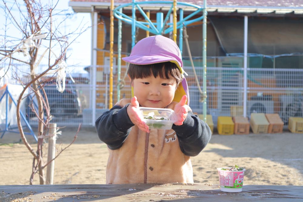 「じゃ～ん！」
準備しておいた水もちゃんと氷になっていました♡