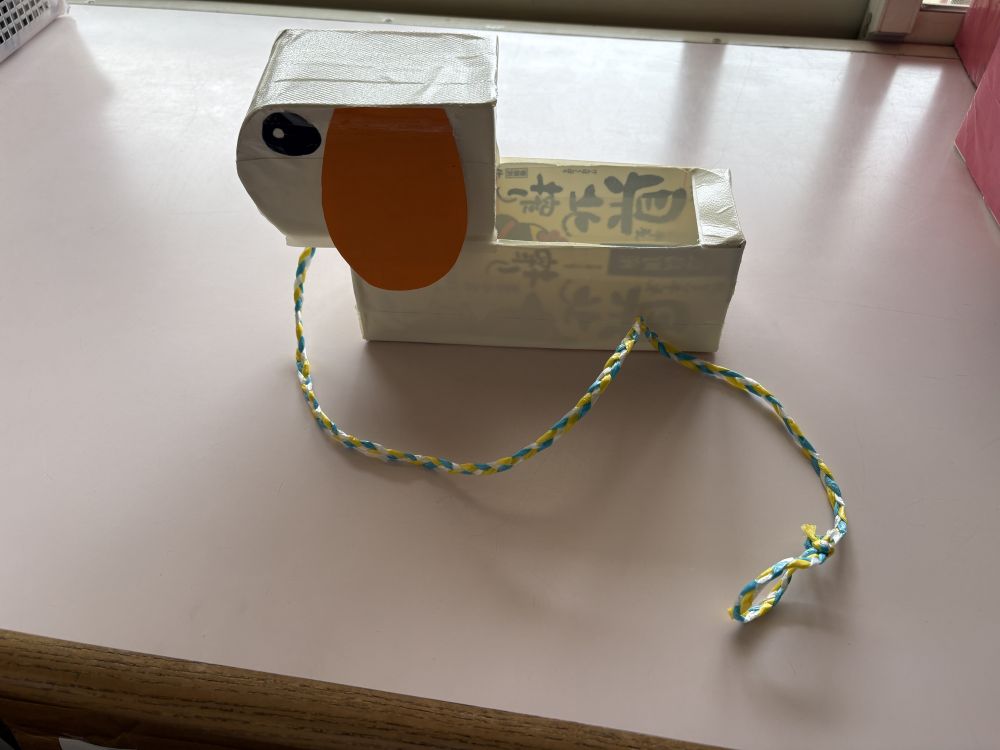 0歳児
「ワンワンのお散歩」

ウサギ組さん全員歩けるようになったので
ワンワンの紐を持ち
お散歩して遊んでみて下さい♪